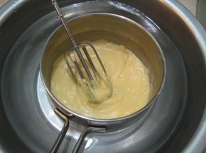 离火并将奶锅放入凉水盆里，使它快速冷却。冷却后就可以使用了