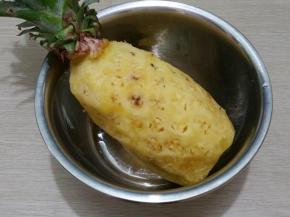 菠萝去皮，再切成小块
