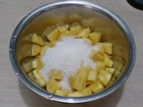 洗去盐水，加入白砂糖搅拌均匀，放置2小时