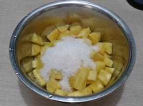 洗去盐水，加入白砂糖搅拌均匀，放置2小时