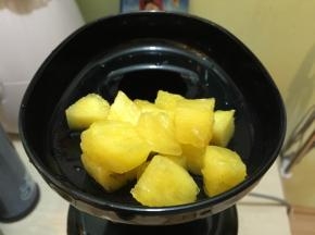 榨汁机榨汁果肉和果汁再混合到一起