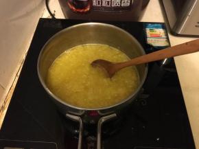 大火煮开，改成小火熬煮，淡淡的柠檬香飘出来，熬到没有水分，105度