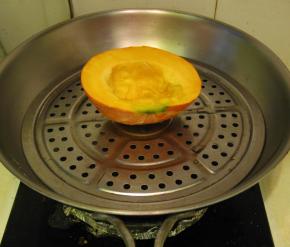 准备小南瓜半个，放进锅里隔水蒸熟