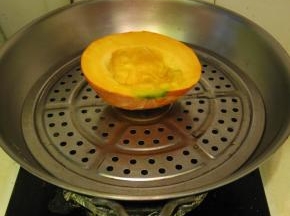 准备小南瓜半个，放进锅里隔水蒸熟