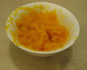 将蒸熟的南瓜压成泥