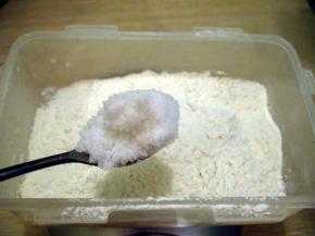 低筋面粉100g过筛到密封盒里，加入盐1g，糖15g拌匀