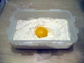 面中间挖一个坑加入蛋黄