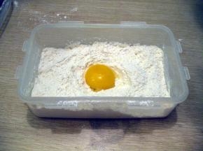 面中间挖一个坑加入蛋黄