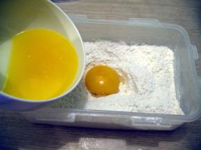 黄油隔水煮融，将煮融的黄油倒进蛋黄里