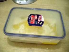 盖上密封盒的盖子，上下左右晃动30下