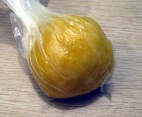 摇晃好的面团放进保鲜袋里，弄成圆形，放进冰箱冷藏30分钟