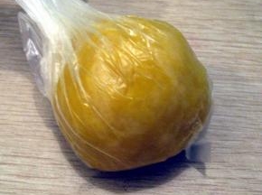 摇晃好的面团放进保鲜袋里，弄成圆形，放进冰箱冷藏30分钟