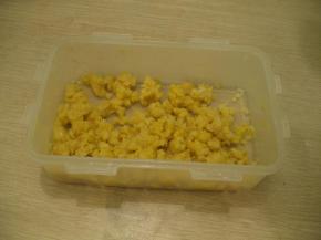 打开密封盒用刮刀将粉团弄散弄均匀