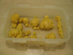 打开密封盒用刮刀将粉团弄散弄均匀