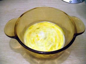 准备50ml的酸奶加入鸡蛋搅拌均匀