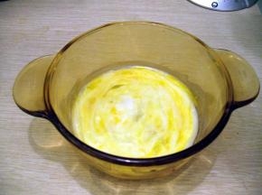 准备50ml的酸奶加入鸡蛋搅拌均匀
