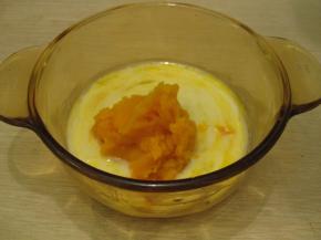 加入南瓜泥用打蛋器打匀成糊