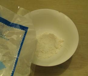 低筋面粉10g和玉米淀粉10g倒在一起拌匀