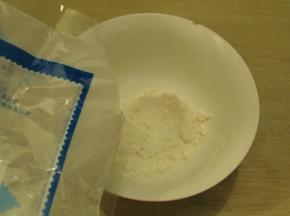 低筋面粉10g和玉米淀粉10g倒在一起拌匀