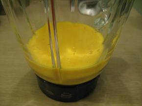 把材料放入料理机中，打至顺滑