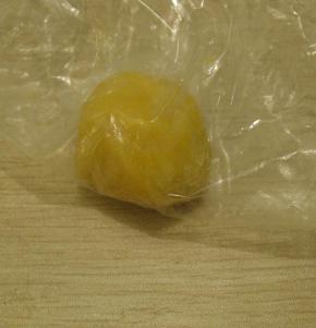 面团从冰箱里拿出来，取一小团弄圆，放在保鲜袋里