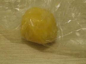 面团从冰箱里拿出来，取一小团弄圆，放在保鲜袋里
