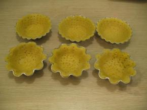 塔皮放回到模具里用叉在四周扎孔