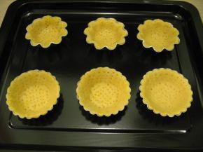 把塔皮放在烤盘上