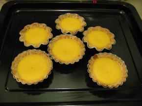 将塔皮从烤箱里拿出来，南瓜乳酪糊倒进塔皮里，约8-9分满