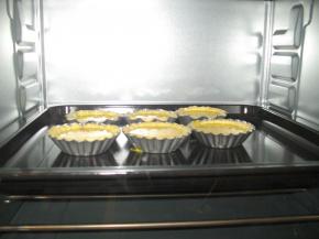 放进170度预热烤箱里，烤架放中层，上下火烤25分钟