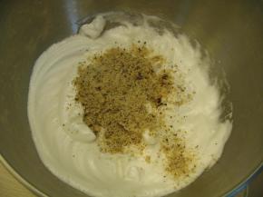 蛋清中加入核桃粉（这个粉是我自己把核桃仁炒熟后打入的，也可以买现成的）