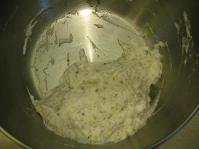 搅好的蛋清与核桃粉