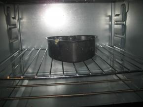 放进预热到170度的烤箱中层，烤15-18分钟后取出，放到架子上待凉备用