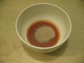 红酒中加入咖啡粉，搅拌至咖啡粉全部溶化