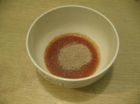 红酒中加入咖啡粉，搅拌至咖啡粉全部溶化