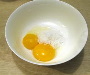 蛋黄中加入白糖，至入出纹路