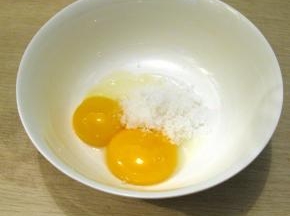 蛋黄中加入白糖，至入出纹路