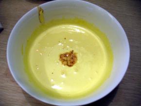 蛋黄中倒入搅拌好的红酒液