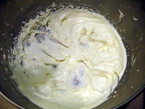 奶油中加入白糖打发，打蛋盆要放在冰水中，更容易打发