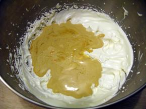 拌好的蛋黄红酒液倒入打发好的奶油中，切拌均匀