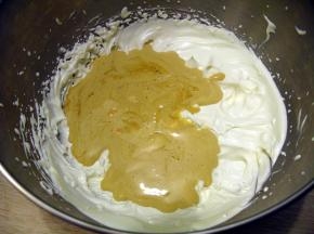 拌好的蛋黄红酒液倒入打发好的奶油中，切拌均匀