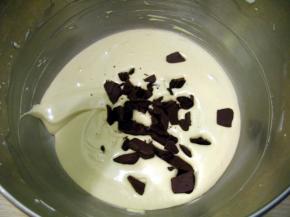 加入切碎的巧克力，切拌均匀