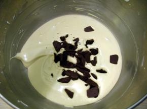 加入切碎的巧克力，切拌均匀