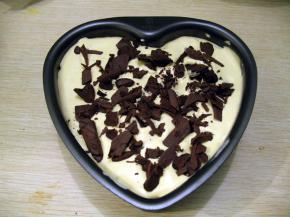 撒上剩余的巧克力放入冰箱冷冻24小时左右