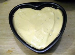 拌好后倒入六寸模具中，抹平表面