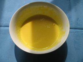 蛋黄加30克砂糖混合均匀，搅打至砂糖溶化