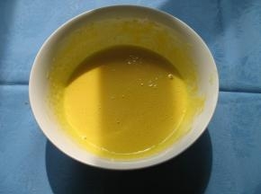 蛋黄加30克砂糖混合均匀，搅打至砂糖溶化