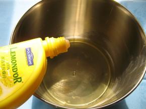 蛋清加几滴柠汁，将蛋清打至鱼眼泡