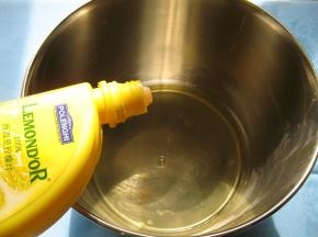 蛋清加几滴柠汁，将蛋清打至鱼眼泡