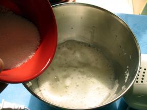 30克砂糖分三次加入蛋清中，蛋清打至硬性发泡